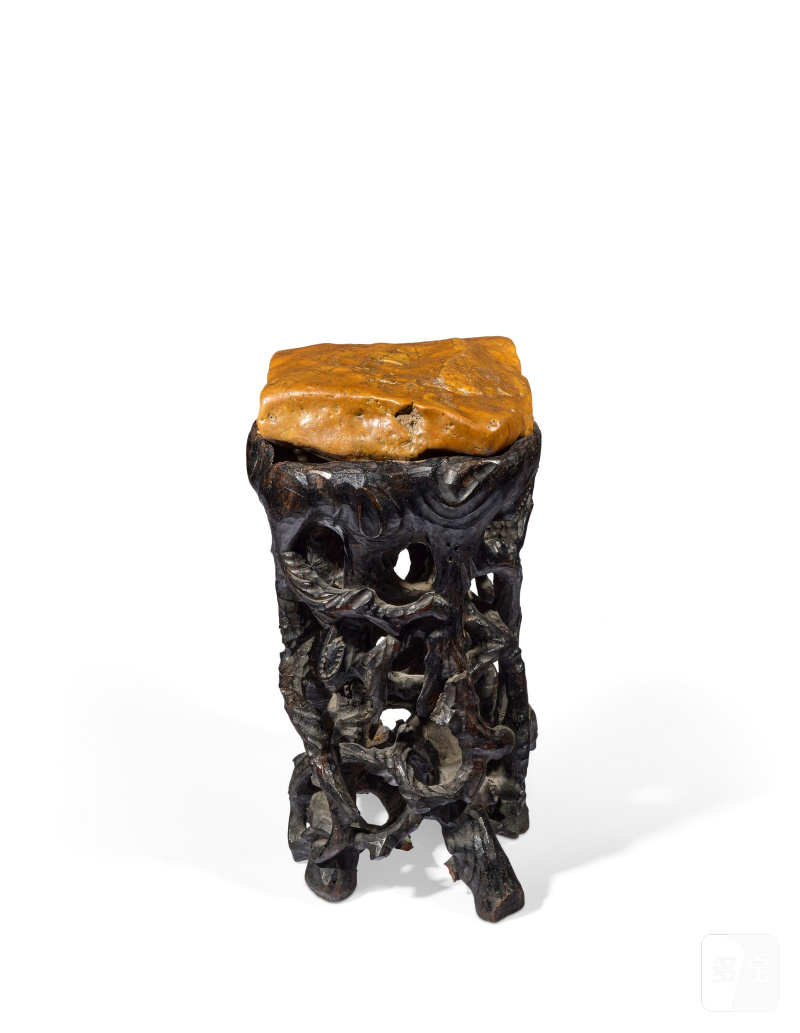 ROCHER EN PIERRE DE CIRE JAUNE ET SON SOCLE EN BOIS NOUEUX  CHINE, DYNASTIE QING (1644-1911) - 图3